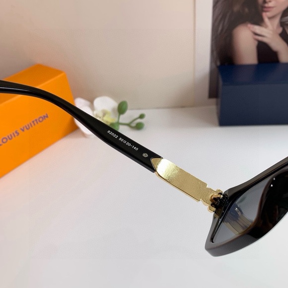 Louis Vuitton Sun Sunglasses main image 4